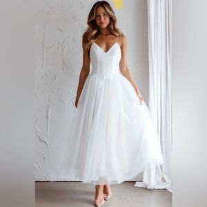 Selfie Leslie Novoli Floral Embroidery MIDI Dress White | Size: Medium